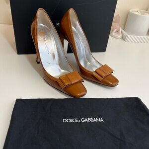 Dolce & Gabbana Heel Caramel Classic Patent Leather Anguilla Pumps